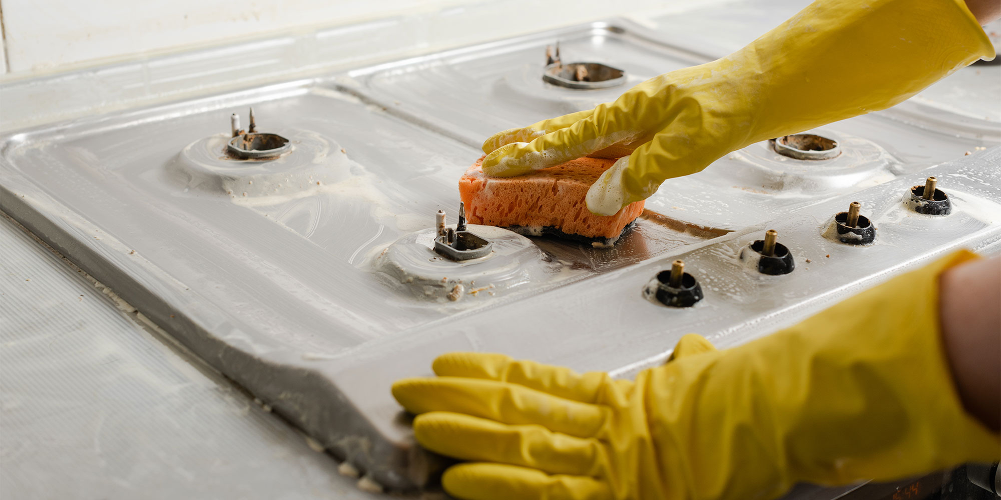 Cleaning a hob