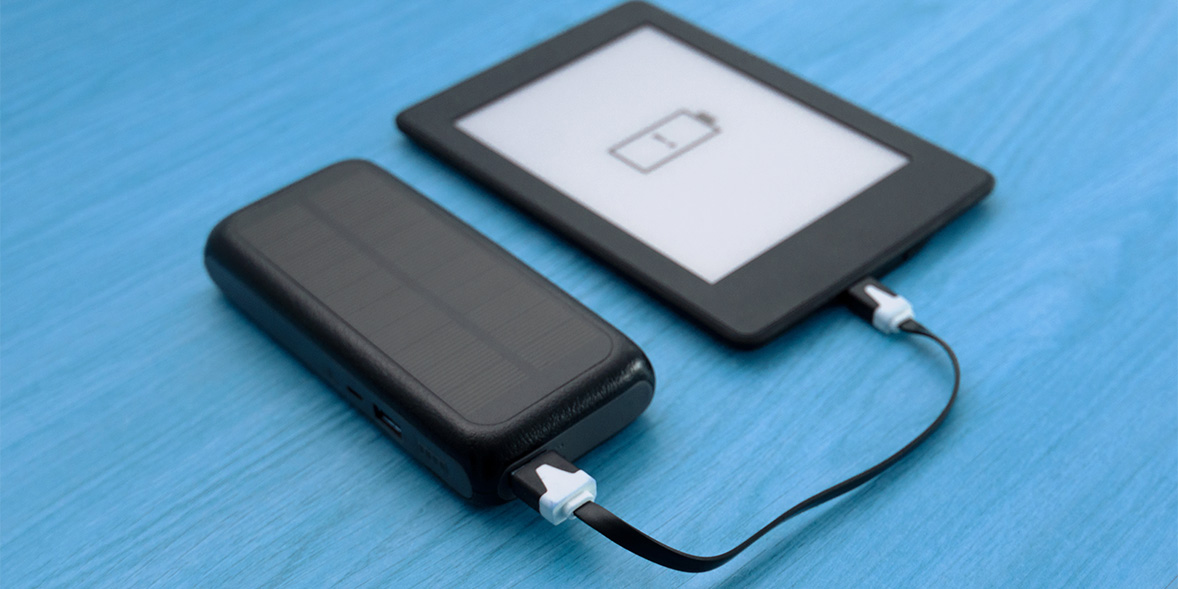 E-reader being charged using a portable battery pack